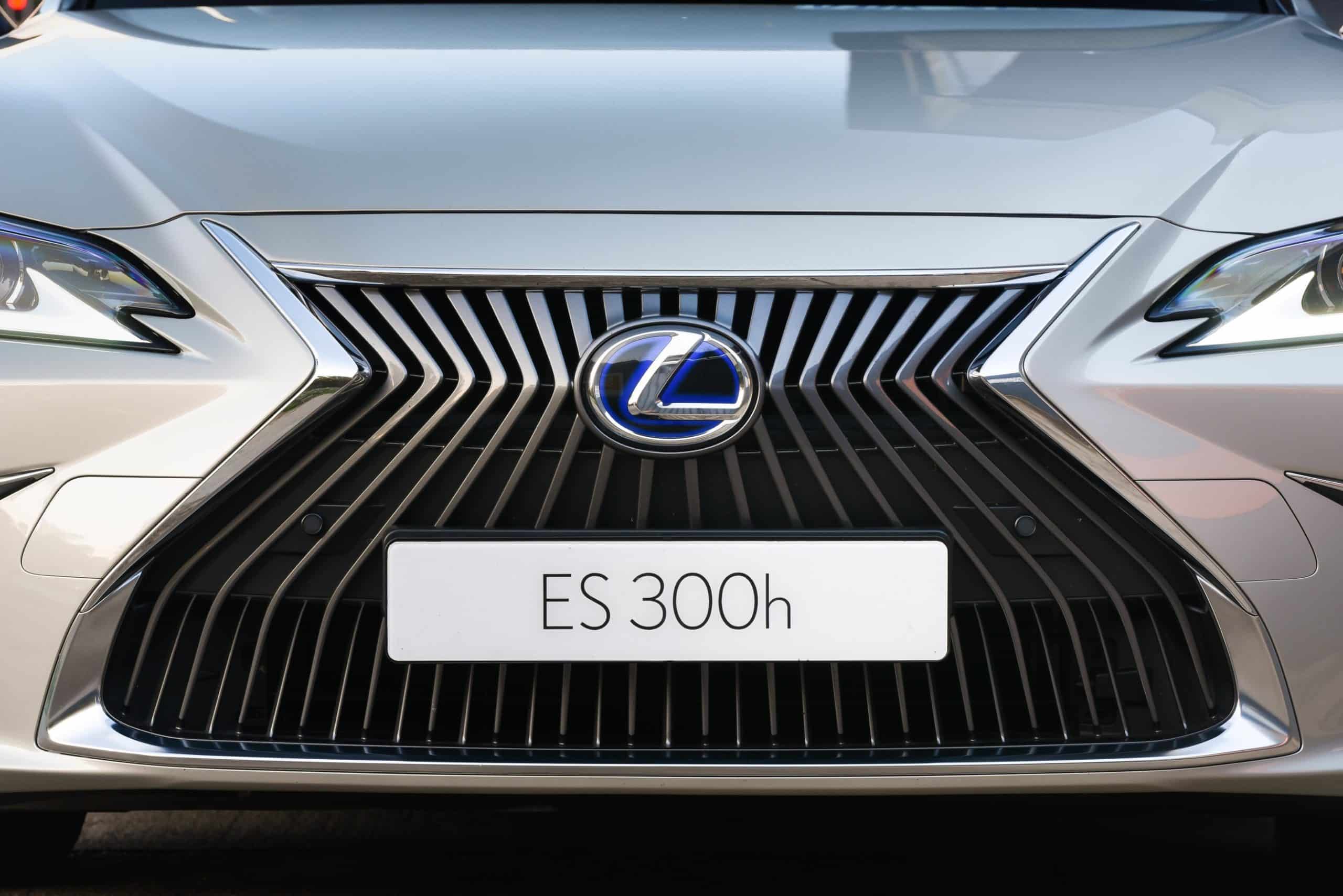 Intricacy of design is a hallmark of the Lexus ES. The updated look has that unmistakable Lexus spindle grille, now in its most modern and visually impressive form. 